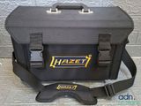 un sac noir orné d'un logo jaune