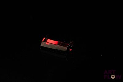 l'image d'une lumière rouge dans l'obscurité