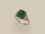 une bague en émeraude et diamant