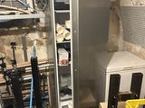 une photo d'une cuisine avec un réfrigérateur et d'autres appareils électroménagers