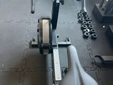 une photo d'une salle de sport avec un vélo d'appartement