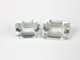 une paire de deux diamants taille émeraude sur un fond blanc
