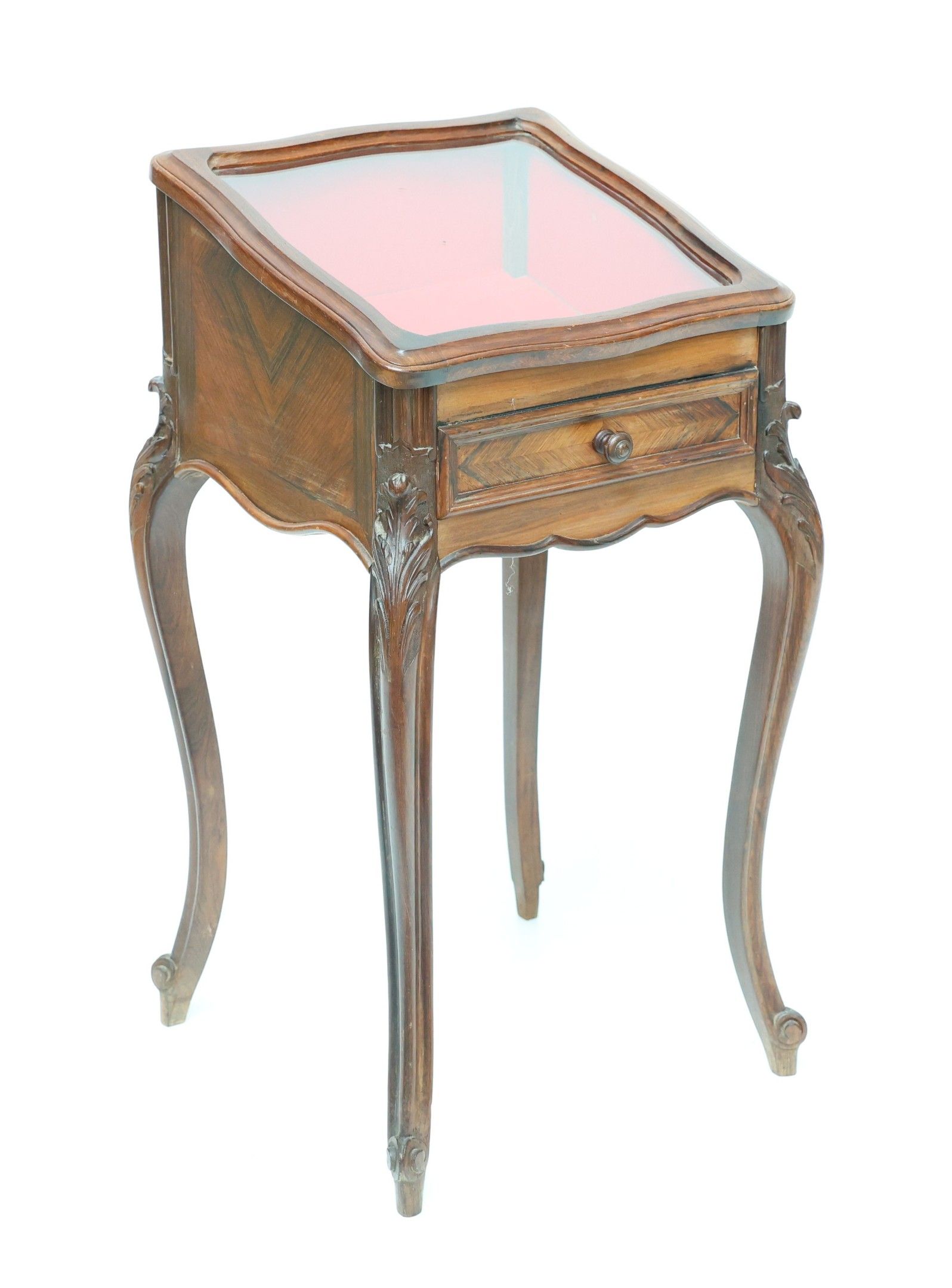 Meuble formant vitrine en bois naturel, mouluré et sculpté à…