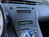 le tableau de bord d'une voiture, sur lequel figure une horloge numérique