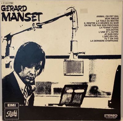 une image représentant une affiche sur laquelle figure un homme assis à un bureau devant un micro