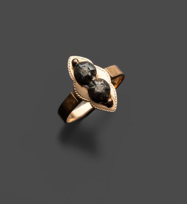 une bague en or avec une pierre noire au centre
