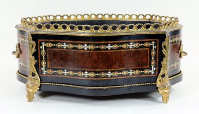 une boîte noire et dorée ornée d'un motif doré