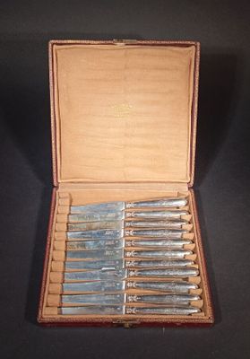 Suite de 11 couteaux à fruits en argent et argent fourré, le… - Photo 1