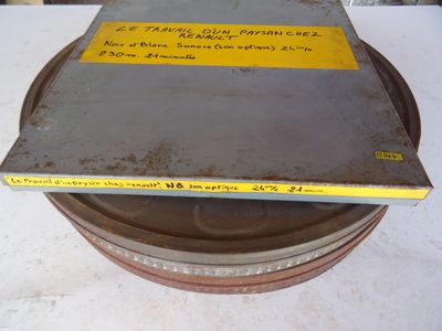 un livre posé au sommet d'une pile d'assiettes