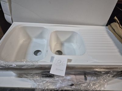 Évier de cuisine blanc à double bac avec égouttoir intégré. …