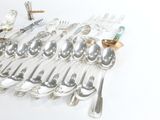 beaucoup de cuillères et de fourchettes en argent sur la table