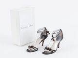 sandales Christian Dior noires et blanches ornées de nœuds rouges