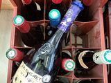 plusieurs bouteilles de vin dans une caisse à vin rouge