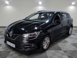 la voiture noire est garée sur un sol en damier dans le garage