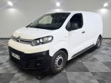 la camionnette blanche est garée sur un sol carrelé en damier