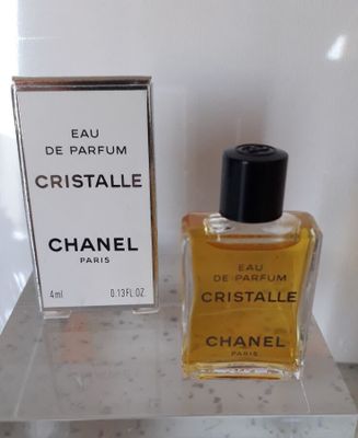 Flacon et coffret du parfum « Eau de Parfum » de Chanel exposés
