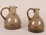 deux vases bruns posés l'un à côté de l'autre sur une table