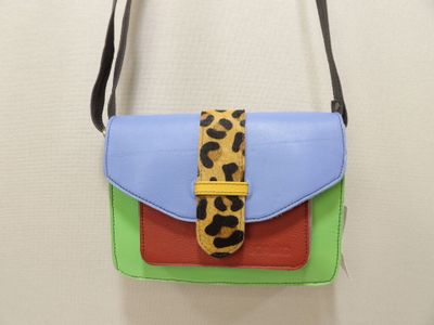 un gros plan sur un sac à main posé sur un mannequin, un mannequin, un mannequin, un mannequin, un mannequin, un mannequin, un mannequin, un mannequin