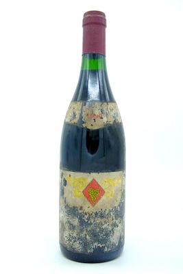 une bouteille de vin posée sur une table