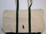 un gros plan d'un sac orné du logo Polo
