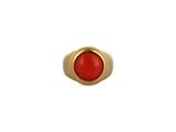 gros plan d'une bague en or avec une pierre rouge