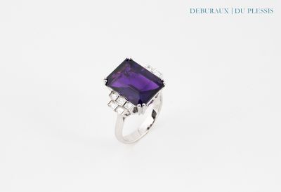 une bague sertie d'une pierre d'améthorate entourée de diamants