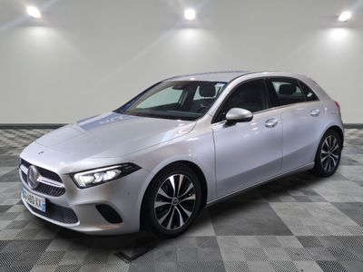 une Mercedes CLA argentée garée sur un sol carrelé à damier