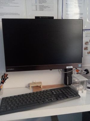 un bureau d'ordinateur sur lequel se trouvent un clavier et un écran