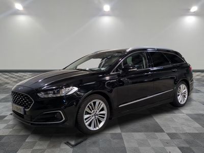 Une Ford Monde noire est garée sur un sol en carrelage à damier.