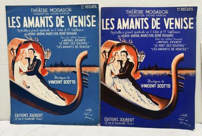 deux livres posés l’un à côté de l’autre sur un lit