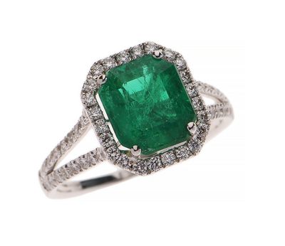 bague en émeraude et diamant sur fond blanc