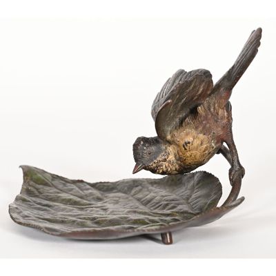 a bird that is sitting on top of a leaf