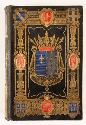 un livre noir orné de dorures et d'un blason