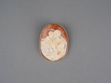 une photo d'une assiette blanche et marron sur laquelle figurent les portraits d'un homme et d'une femme