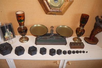 une table sur laquelle se trouvent une horloge et de nombreux objets divers
