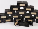 une pile de boîtes noires et dorées empilées les unes sur les autres