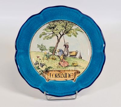 une assiette bleue sur laquelle est représenté un homme et une femme
