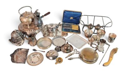 beaucoup d'objets en argent qui se trouvent sur la table