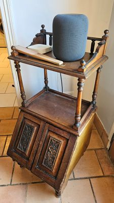 une table en bois sur laquelle est posé un haut-parleur bleu