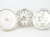 trois assiettes ornées de motifs verts et blancs, disposées les unes à côté des autres