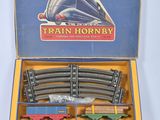 une boîte contenant un train sur une table