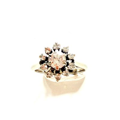 une image représentant une bague sertie d'un diamant et de pierres noires et blanches