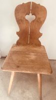 5 chaises d’appoint et un tabouret de modèle dépareillé dont… (photo 5)