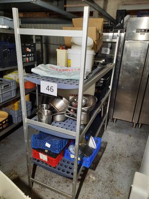 une étagère en métal sur laquelle sont posés des casseroles et des poêles