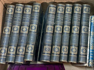 de nombreux livres dans une boîte posée sur la table