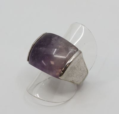 bague en amethorate violet avec un anneau en argent et de l'acrylique transparent