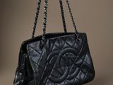 Sac à main Chanel en cuir matelassé noir avec bandoulière à chaîne