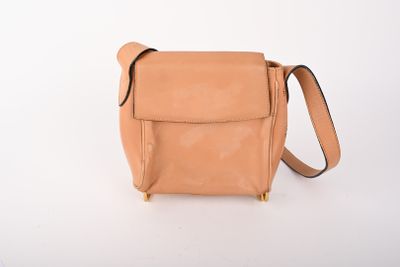 Petit sac à main en cuir beige.