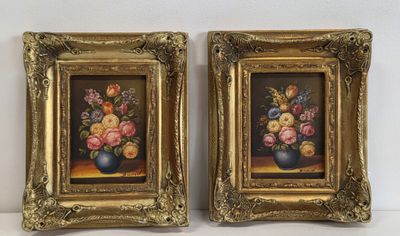 tableau représentant des fleurs dans un vase posé sur une table près d'un mur