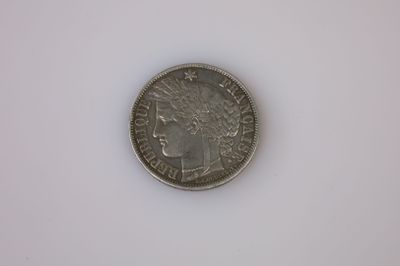 gros plan d'une pièce de monnaie sur une surface blanche